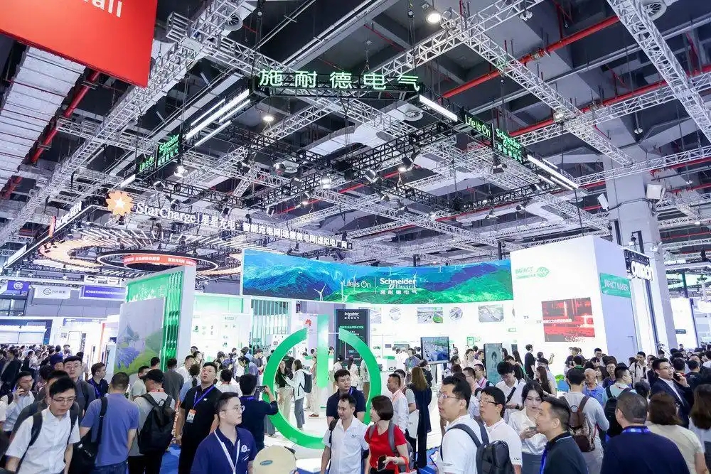 施耐德電氣亮相2025 SNEC展，助力新能源產(chǎn)業(yè)價(jià)值躍遷